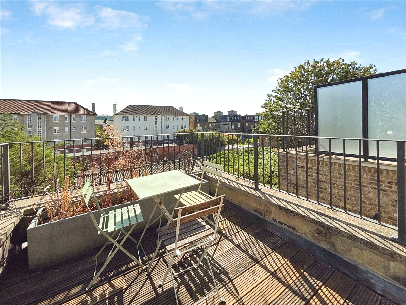 Flat Stanlake Road in Greater London