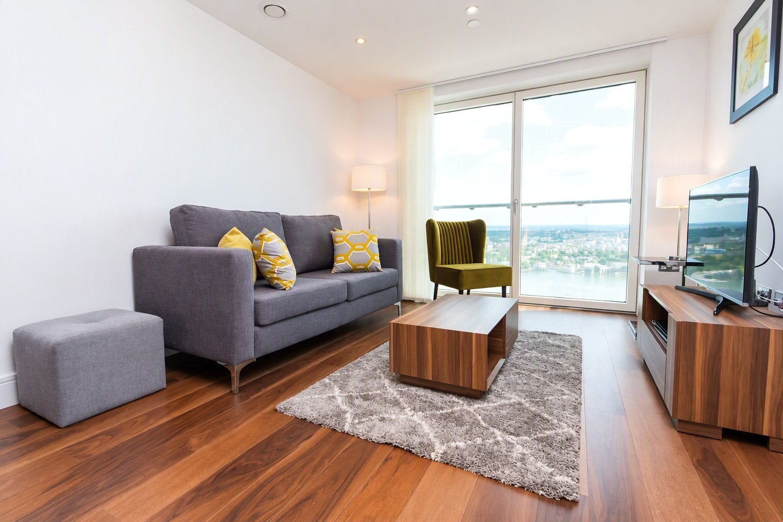 Flat Lincoln Plaza in Greater London