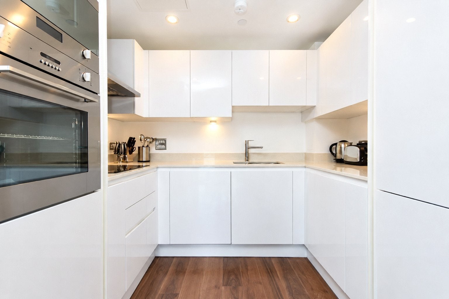 Flat Lincoln Plaza in Greater London