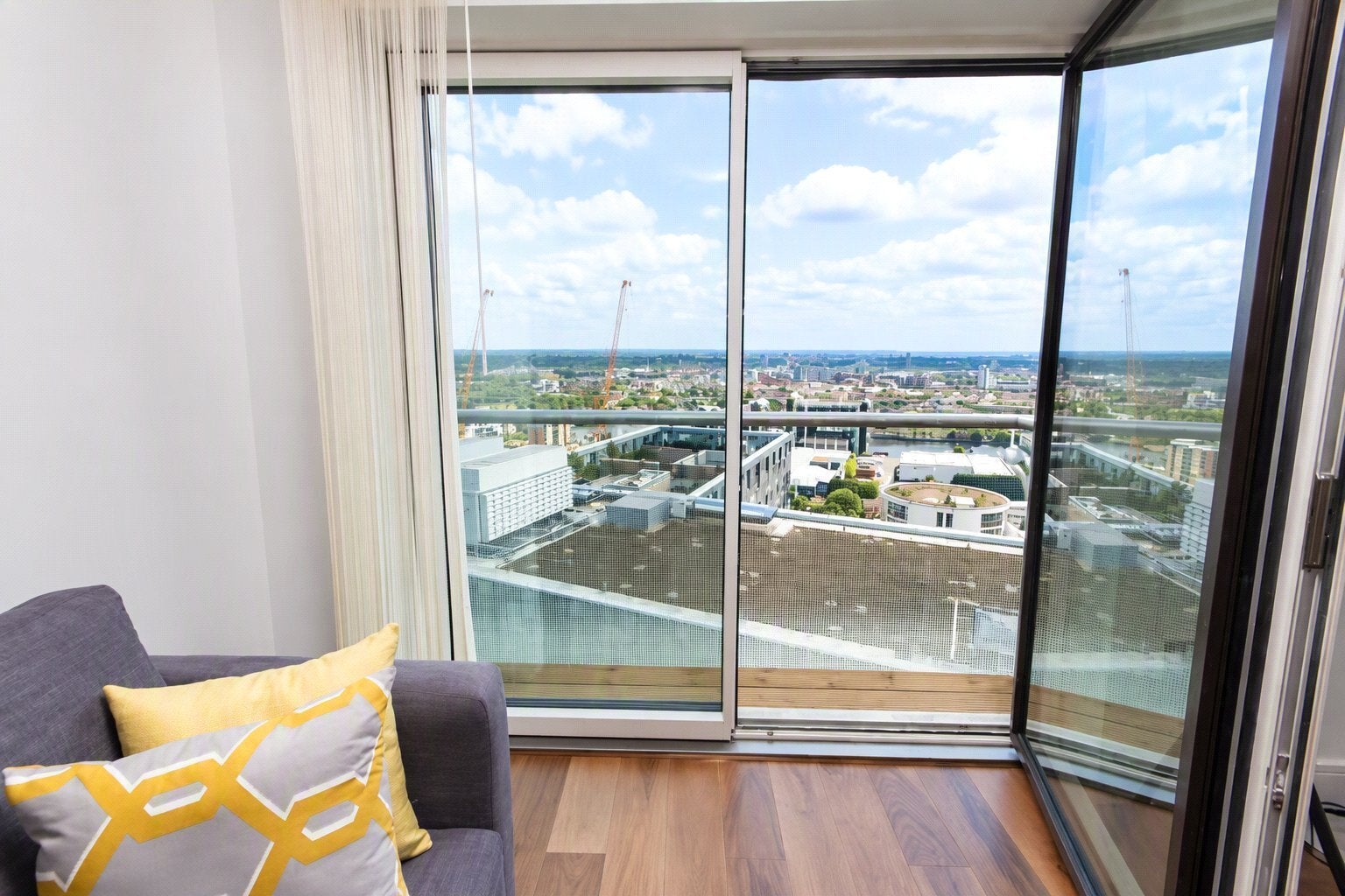 Flat Lincoln Plaza in Greater London