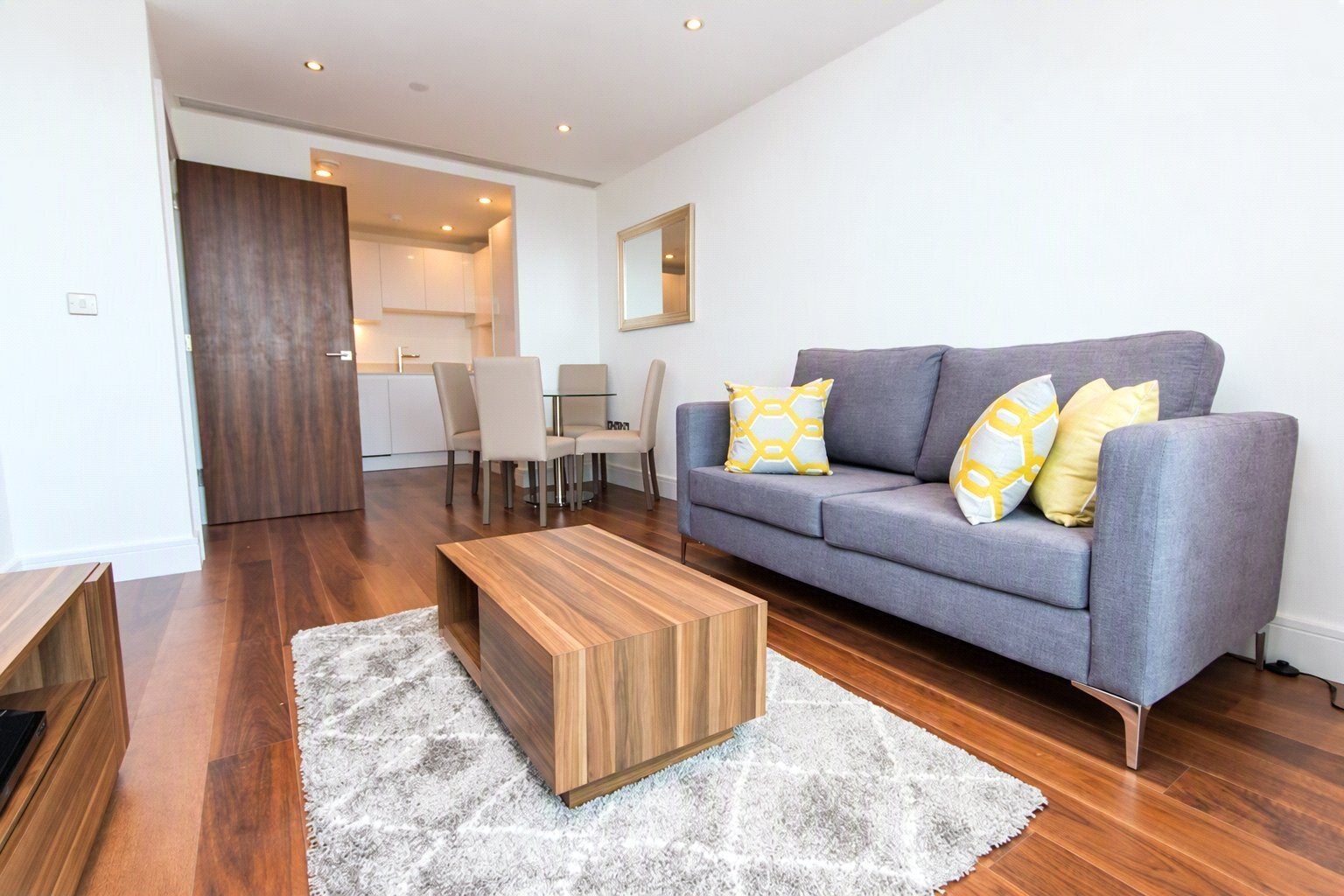 Flat Lincoln Plaza in Greater London
