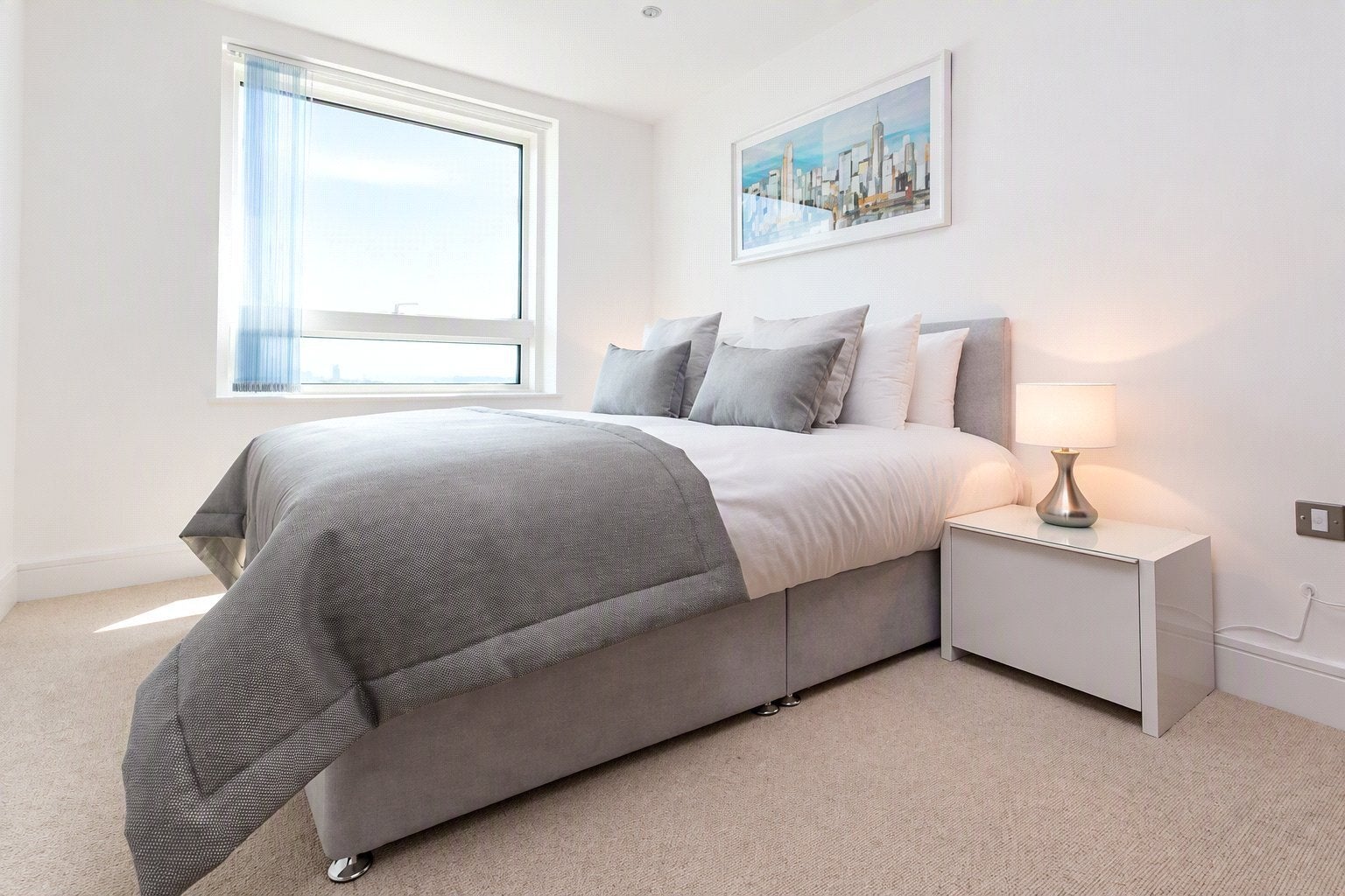 Flat Lincoln Plaza in Greater London