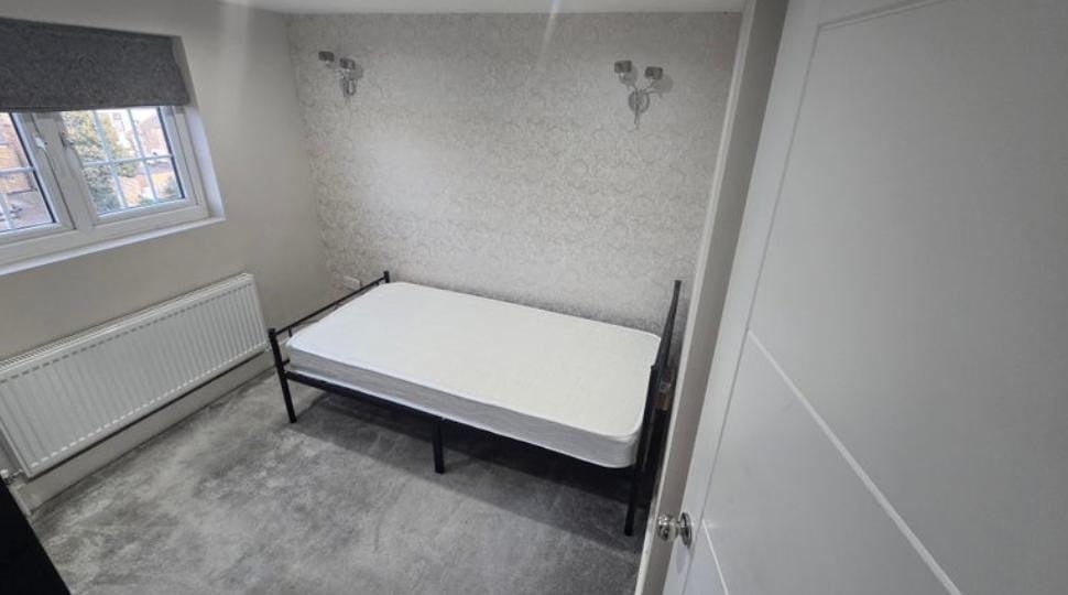 Room Mafeking Avenue in Greater London