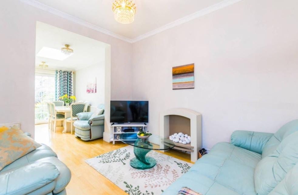 Room Mafeking Avenue in Greater London