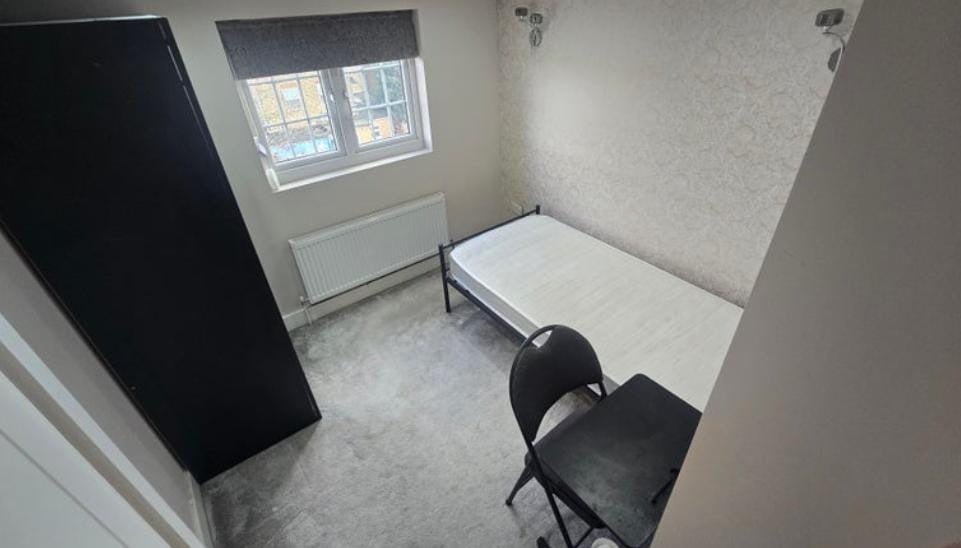 Room Mafeking Avenue in Greater London