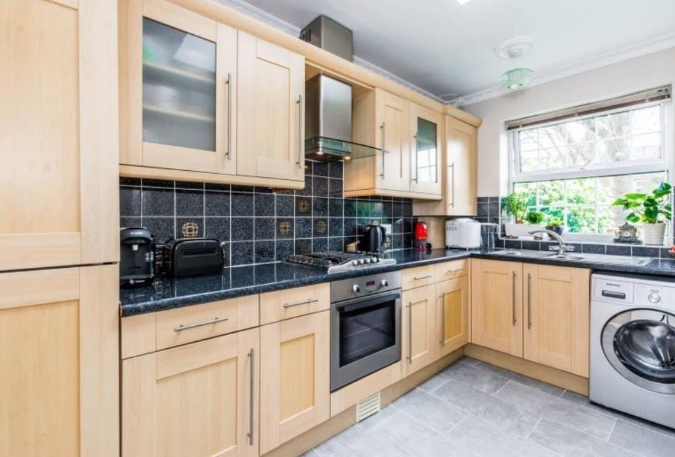 Room Mafeking Avenue in Greater London