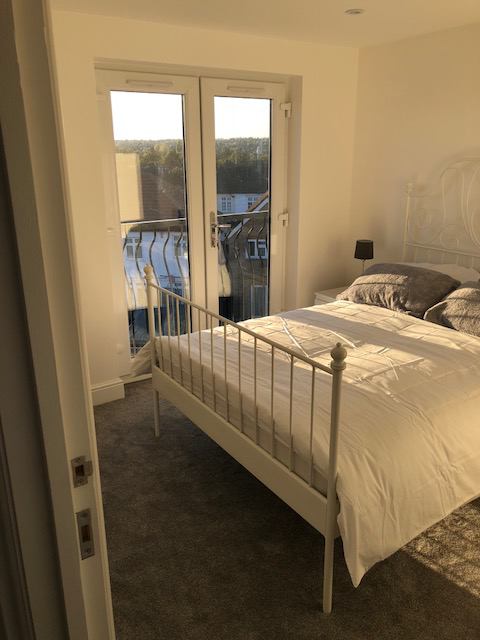 Flat Roding Lane North in Greater London