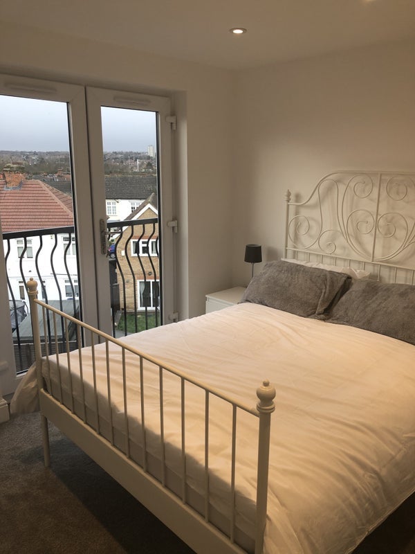 Flat Roding Lane North in Greater London