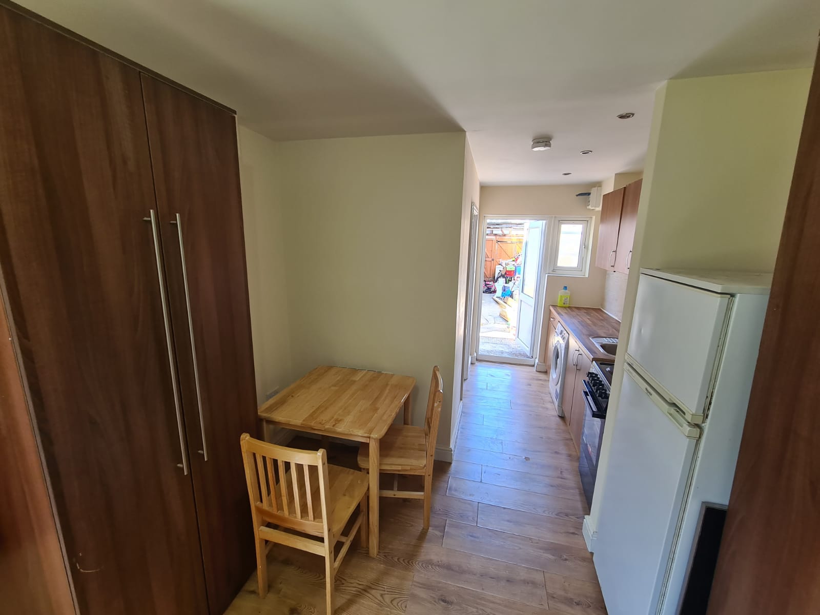 Flat Felstead Avenue in Greater London