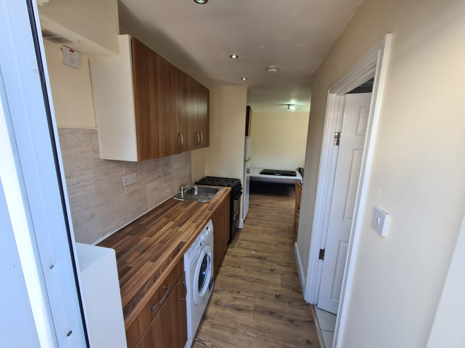 Flat Felstead Avenue in Greater London