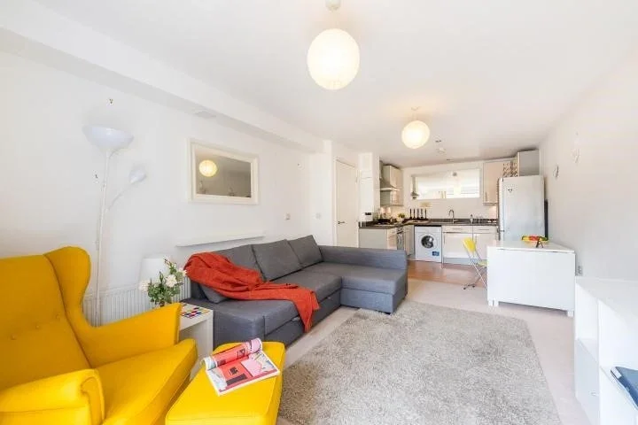 Flat Elswick Street in Greater London
