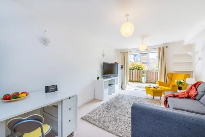 Flat Elswick Street in Greater London