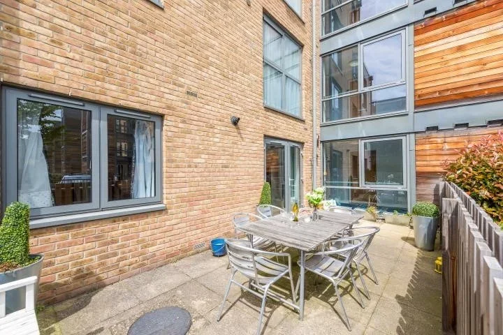 Flat Elswick Street in Greater London