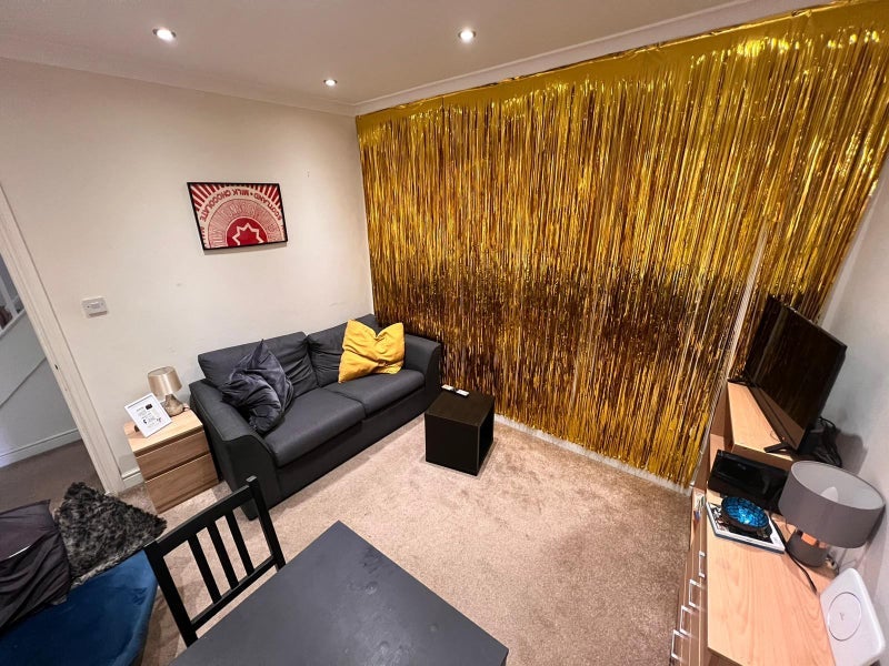 Room Chase Side in Greater London