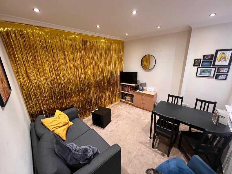 Room Chase Side in Greater London