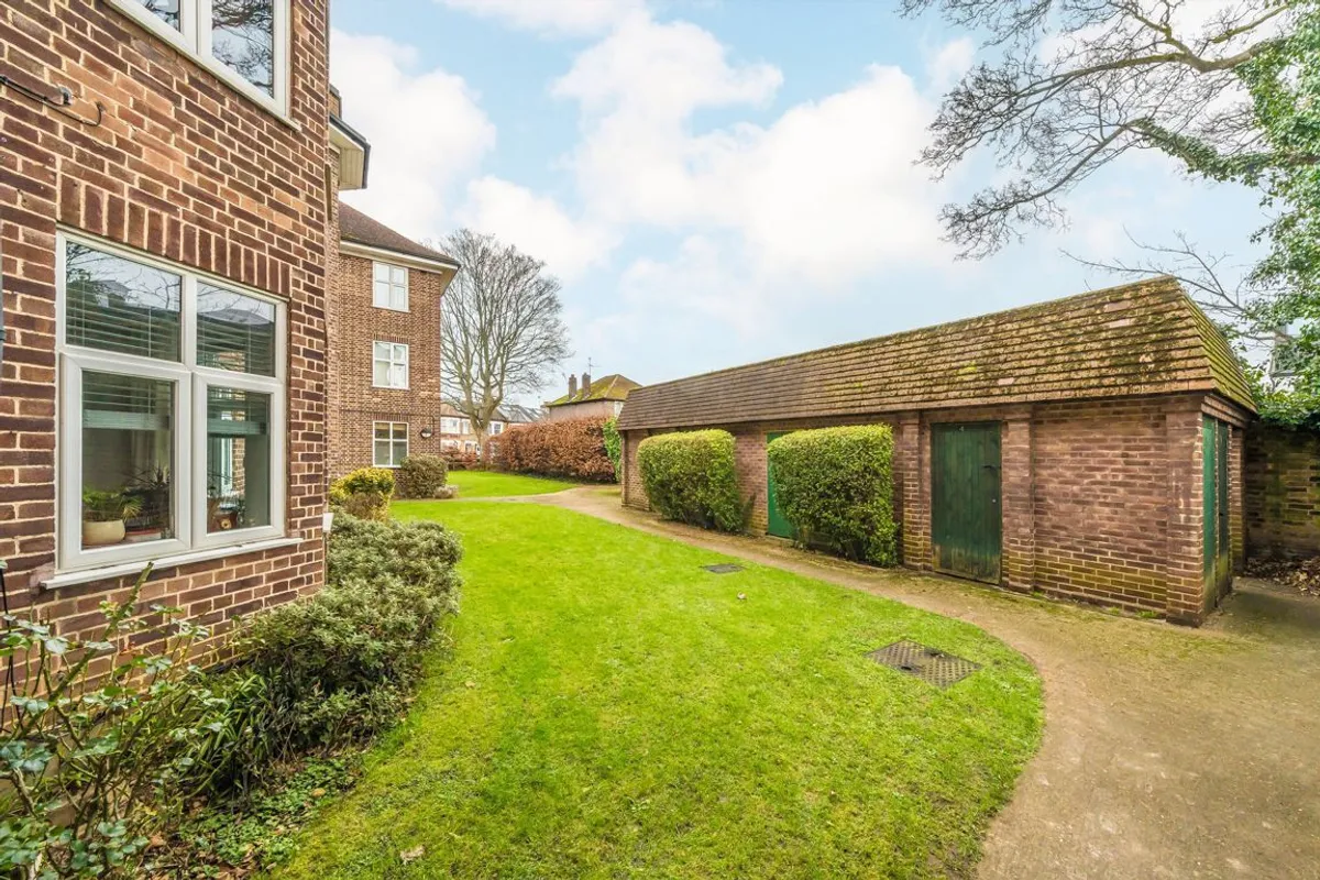 Flat Heathfield South in Greater London