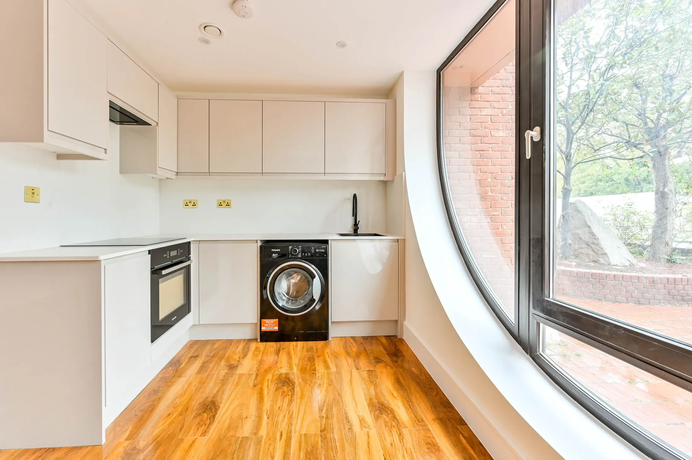 Flat Cobham Road in Greater London