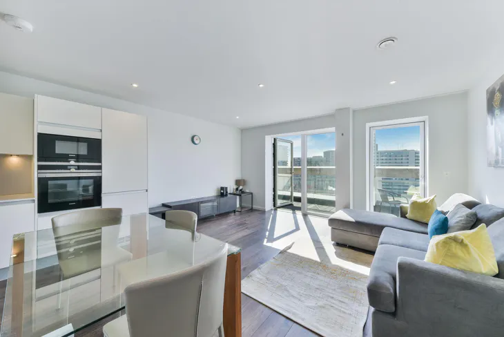 Flat Broadfield Lane in Greater London