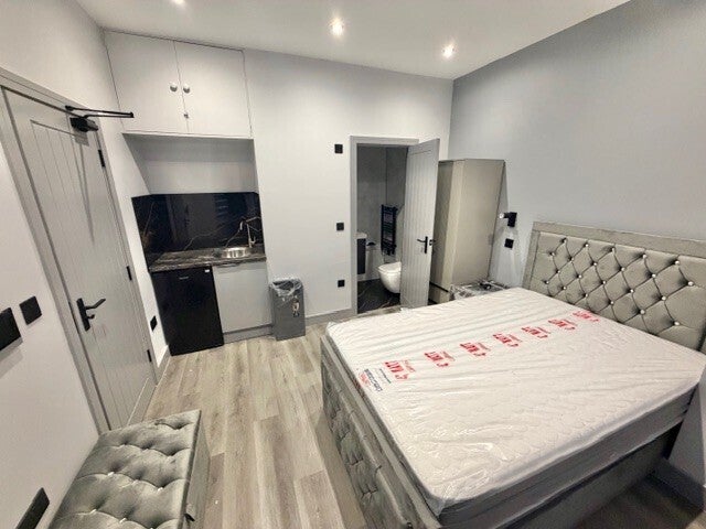 Room Wimborne Road in Southend-on-Sea