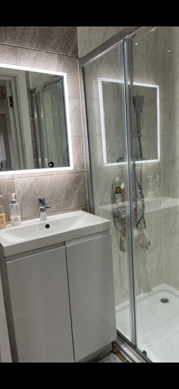 Room Woodfield Road in Crawley