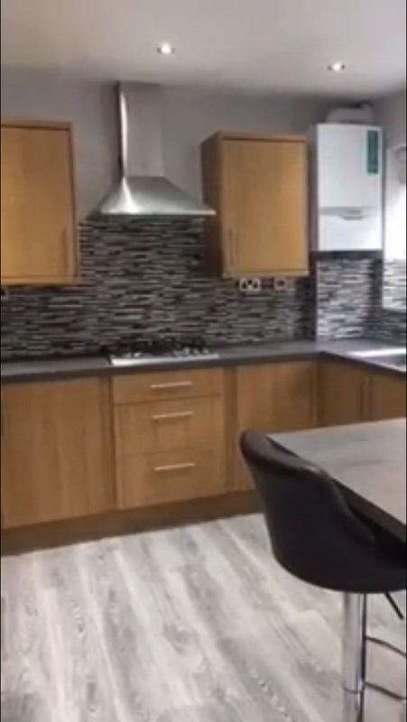 Room Woodfield Road in Crawley