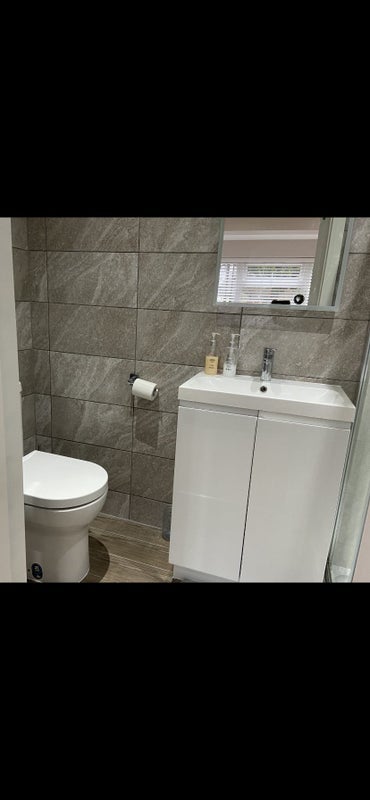 Room Woodfield Road in Crawley