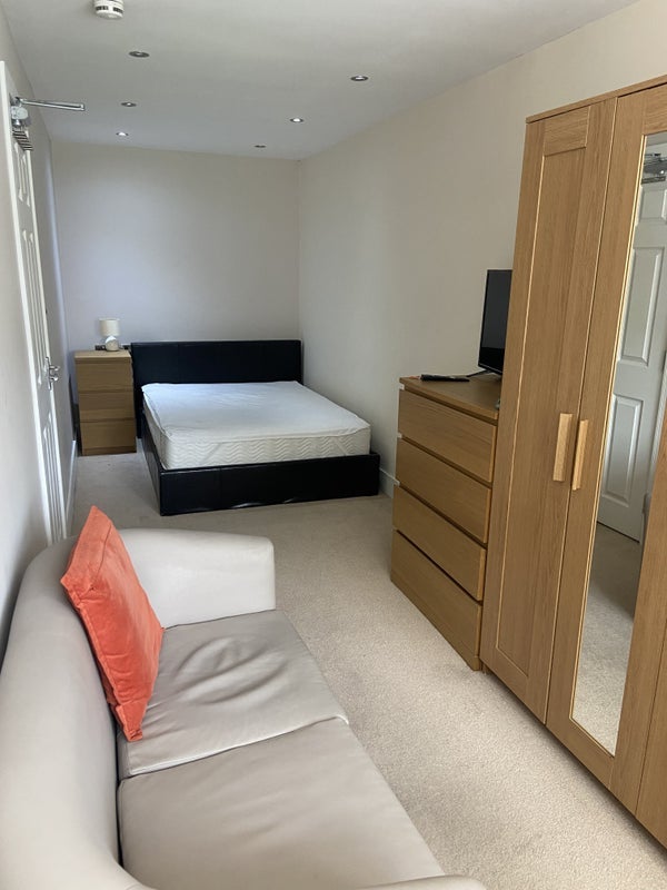 Room Woodfield Road in Crawley
