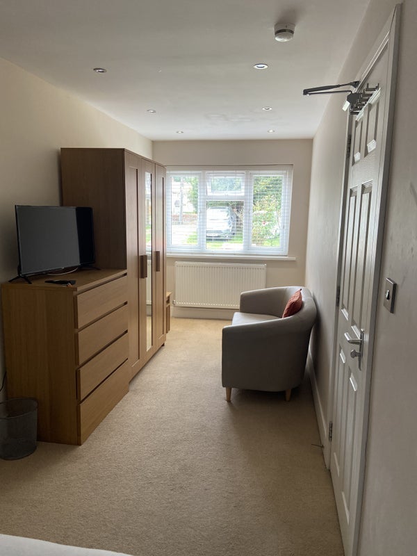 Room Woodfield Road in Crawley