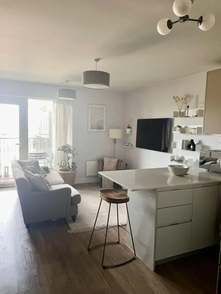 Flat Thurstan Street in Greater London