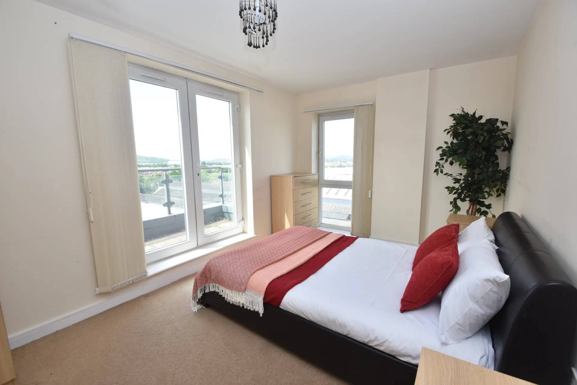 Flat Overstone Court in Cardiff County