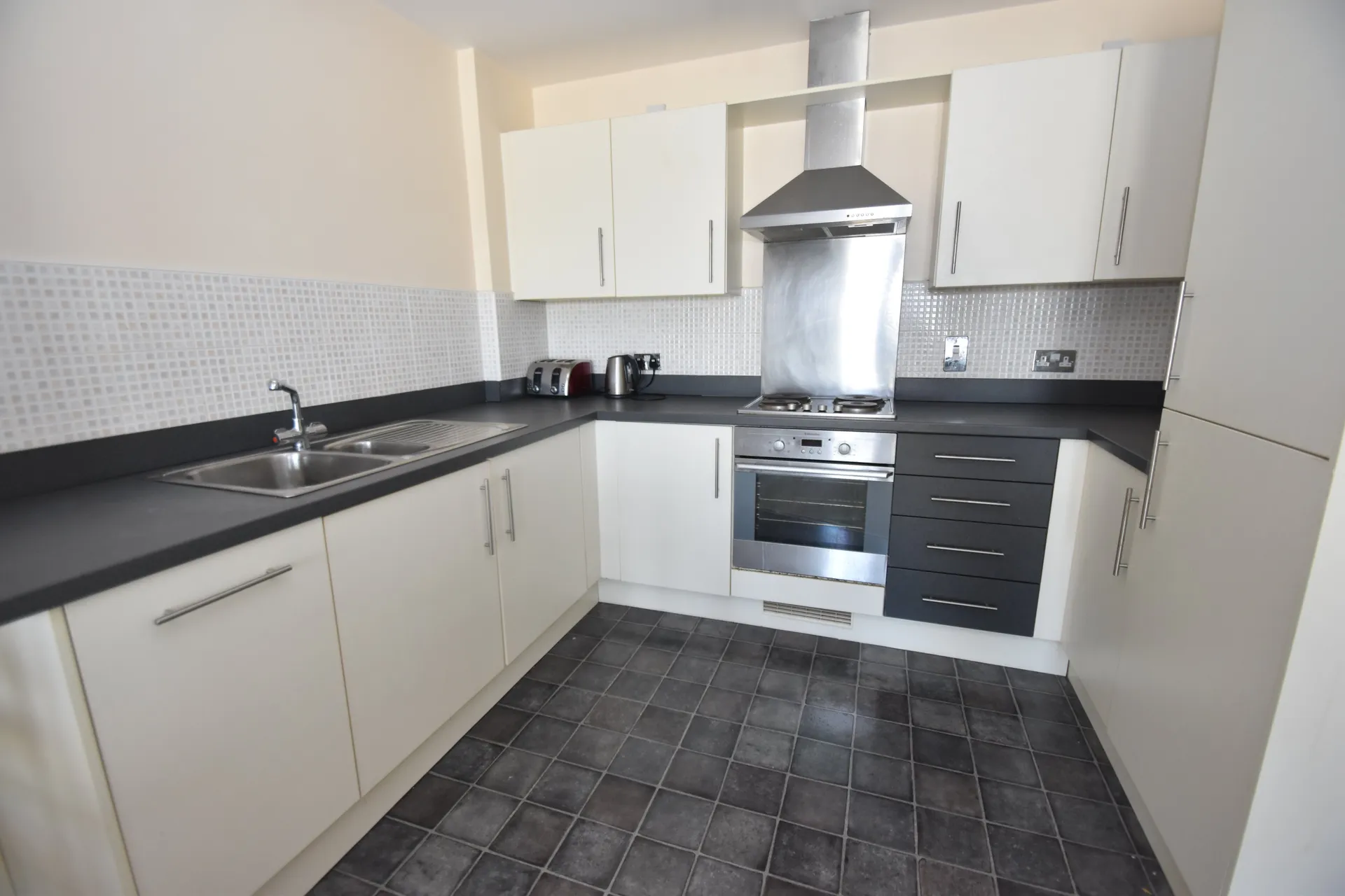 Flat Overstone Court in Cardiff County