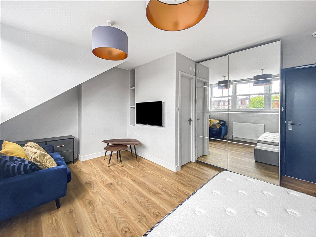Room Lower Richmond Road in Greater London