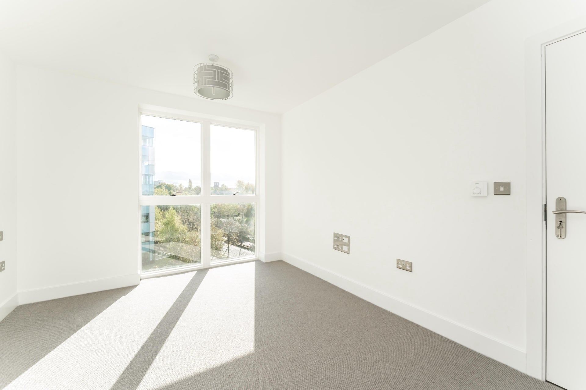 Flat Lakeside Drive in Greater London