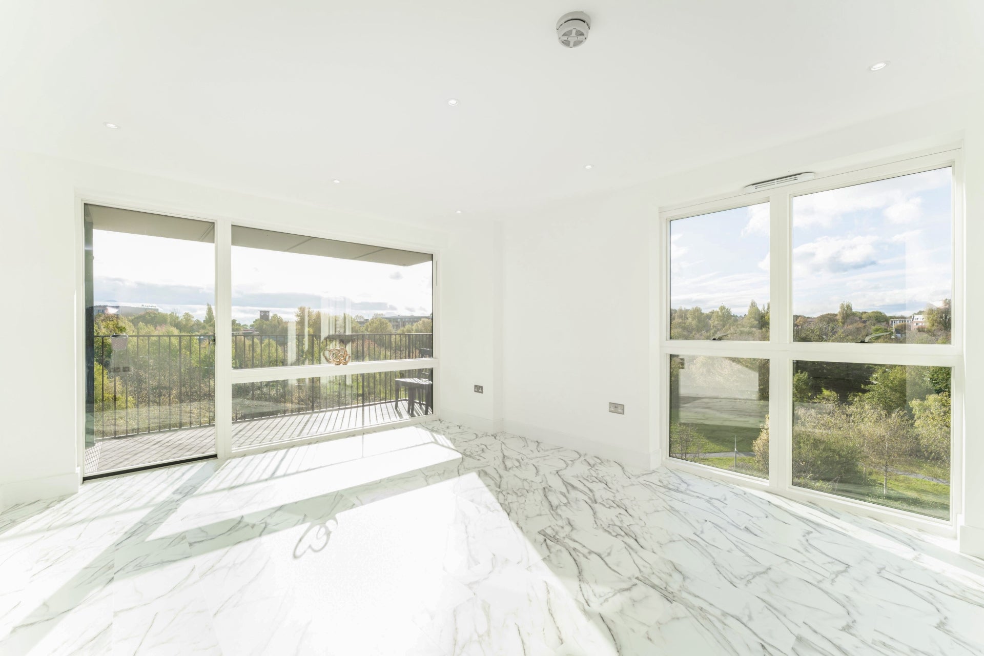 Flat Lakeside Drive in Greater London