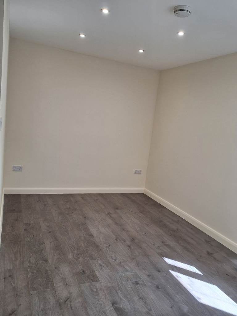 Flat Dowanhill Road in Greater London