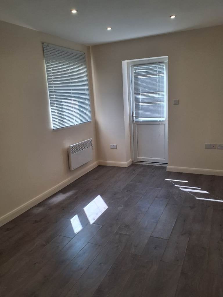 Flat Dowanhill Road in Greater London