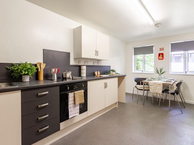 Room Settles Street in Greater London