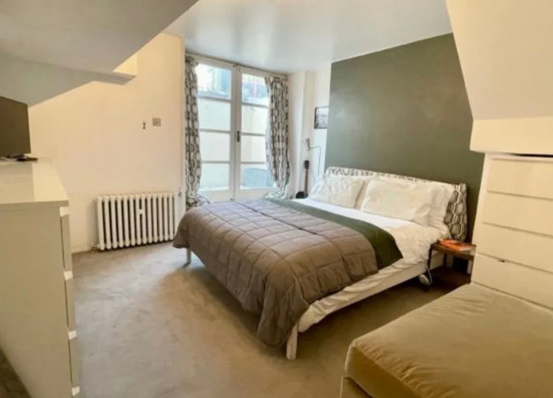 Flat Flaxman Road in Greater London
