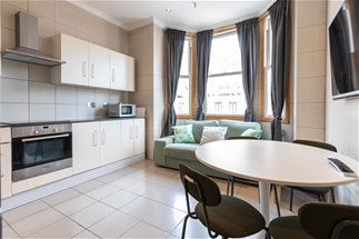 Flat Mazenod Avenue in Greater London