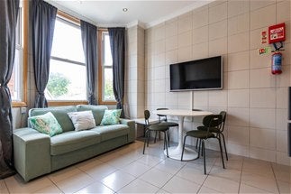 Flat Mazenod Avenue in Greater London