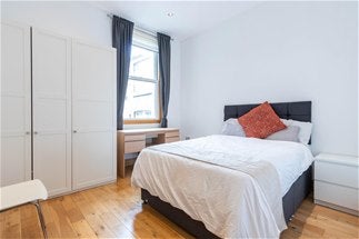 Flat Mazenod Avenue in Greater London