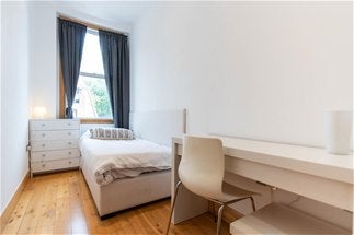 Flat Mazenod Avenue in Greater London