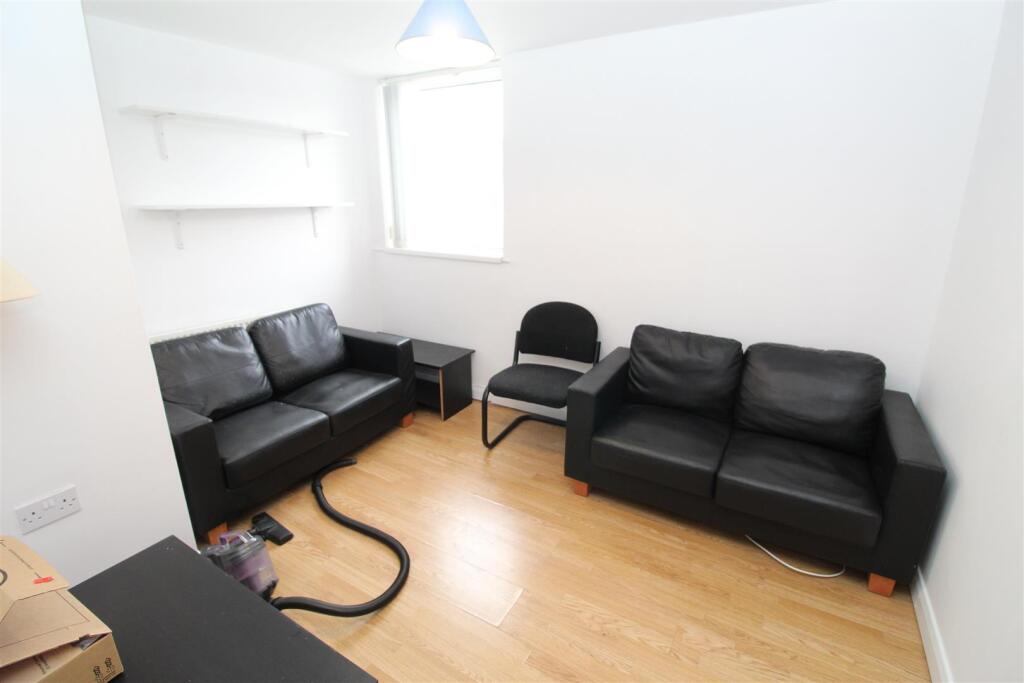 Flat Inverness Place in Cardiff