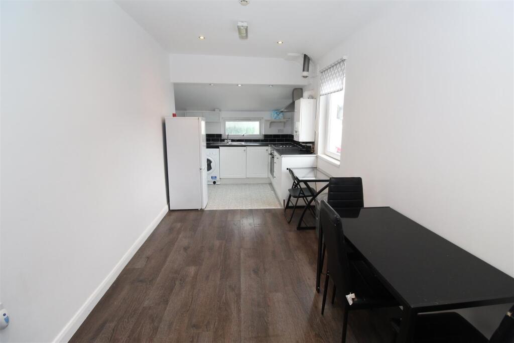Flat Inverness Place in Cardiff