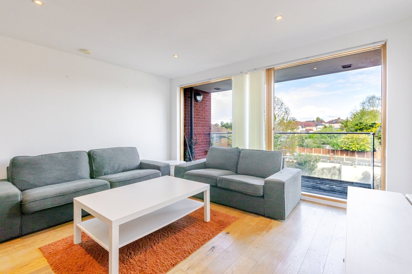 Flat Westholme Gardens in Greater London