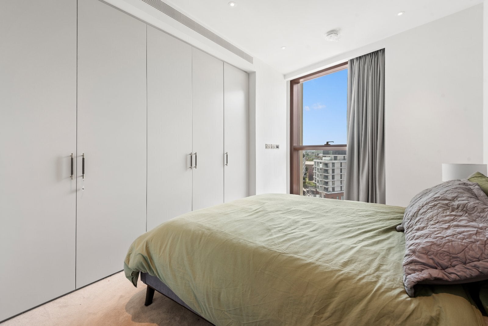 Flat Carnation Way in Greater London