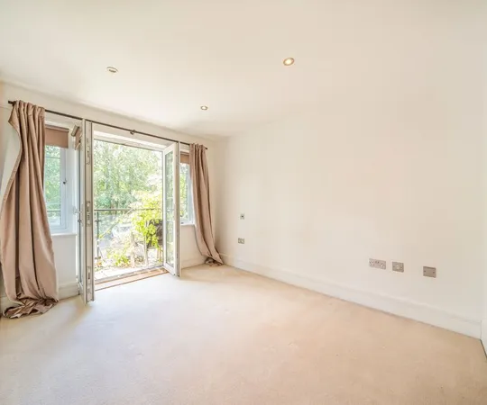 Flat Sheerwater Road in Woking