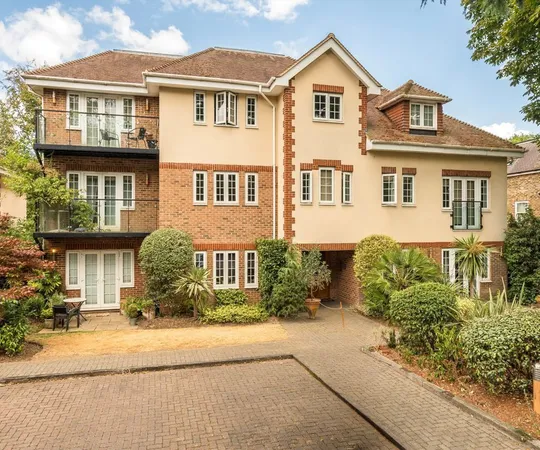 Flat Sheerwater Road in Woking