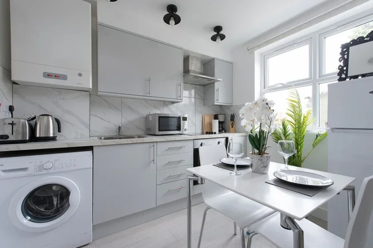 Flat Poynton Road in Greater London