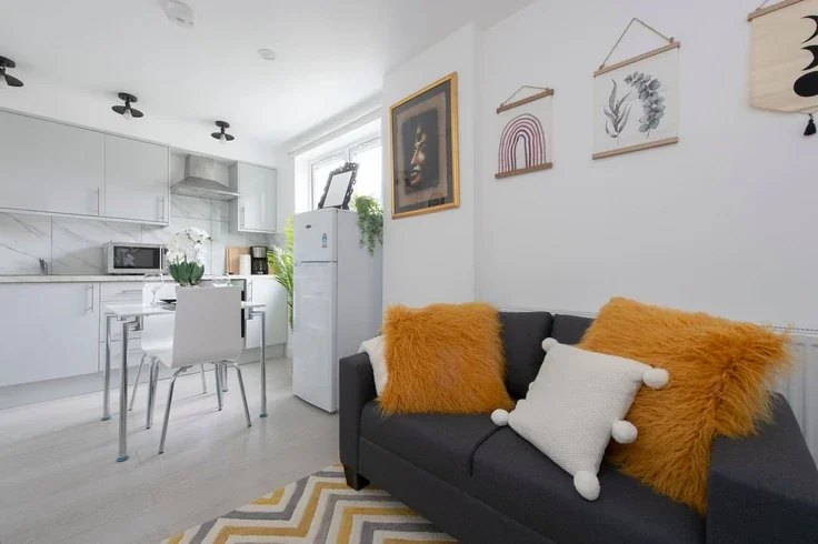 Flat Poynton Road in Greater London